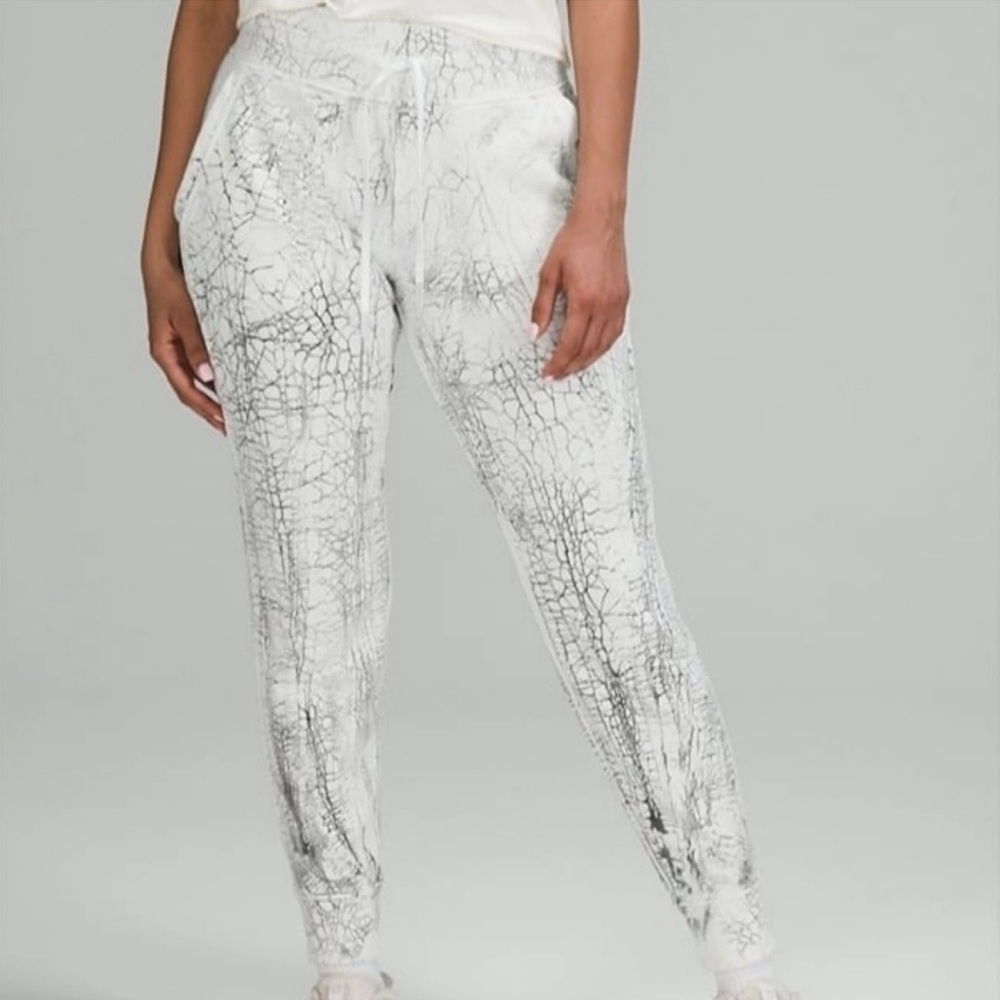 Lululemon Women’s White Black Marble/Crackle Joggers